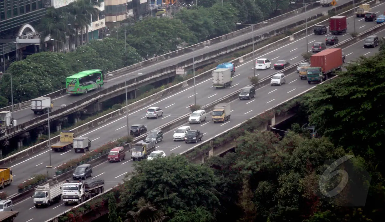 Badan Pengatur Jalan Tol (BPJT) mencatat, setidaknya ada 20 ruas jalan tol yang tarifnya akan naik pada 2015. Foto diambil pada Selasa (13/1/2015).(Liputan6.com/Faizal Fanani)