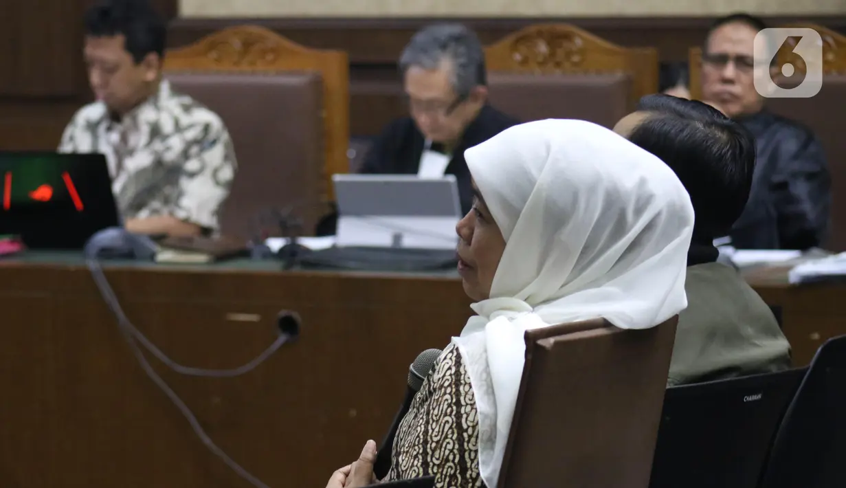 Gubernur Jatim, Khofifah Indar Parawansa menjawab pertanyaan saat menjadi saksi pada sidang lanjutan suap jual-beli jabatan di lingkungan Kemenag dengan terdakwa M Romahurmuziy di Pengadilan Tipikor Jakarta, Rabu (11/12/2019). Sidang beragenda keterangan saksi. (Liputan6.com/Helmi Fithriansyah)