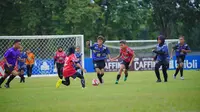 Jacksen Tiago Terpukau Bakat-Bakat Sepak Bola Putri Surabaya