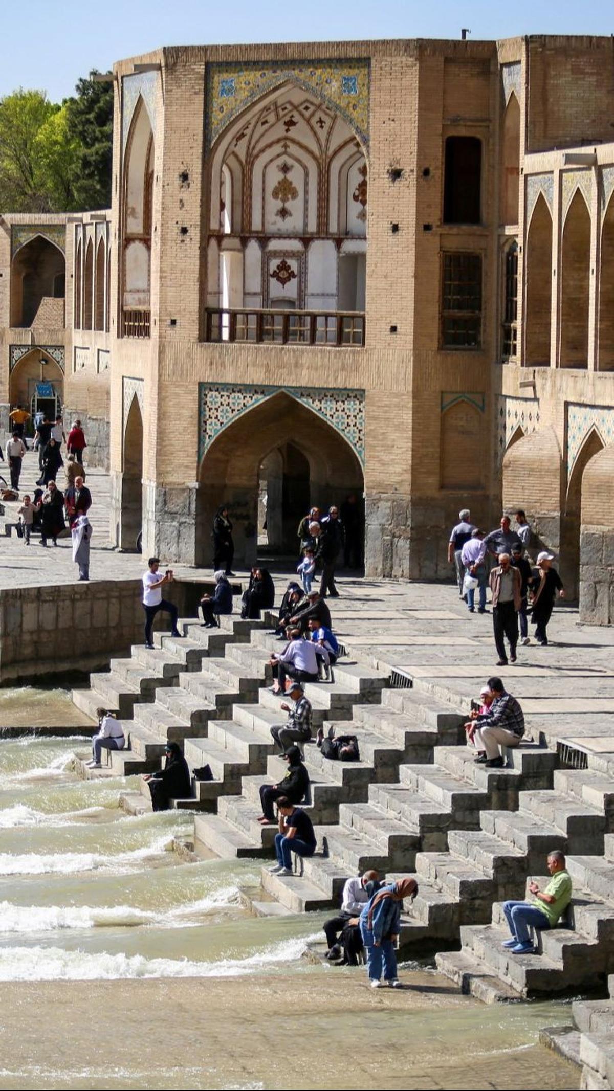 Dijuluki sebagai "Separuh Dunia", Kota Isfahan memikat hati para pelancong dengan keindahan arsitekturnya yang luar biasa, keramahan penduduknya, dan budayanya yang kaya. Bahkan, kota ini juga disebut sebagai 'Permata Persia Kuno'