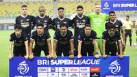 Starting XI Dewa United saat menghadapi Persija Jakarta dalam laga keempat BRI Super League 2025/2025 di Banten International Stadium, Jumat (29/8/2025). (Bola.com/Abdul Aziz)