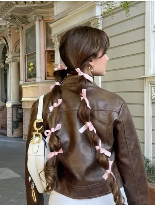 Rambut juga jadi bagian terpenting yang tak boleh terlewatkan begitu saja. Permainan pita tak hanya mempermanis, tapi juga menjadikan gaya semakin cute. [Foto: Pinterest]