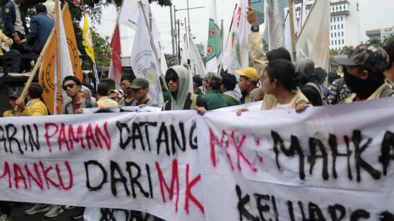 Massa aksi dari Badan Eksekutif Mahasiswa Seluruh Indonesia (BEM SI) membentangkan spanduk saat menggelar aksi demonstrasi di kawasan Patung Kuda, Jakarta, Jumat (20/10/2023).
