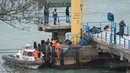 Petugas Kementerian Pertahanan Rusia mengangkat puing pesawat ke dermaga yang ditemukan tidak jauh dari kecelakaan pesawat militer Rusia Tu-154 di Laut Hitam di pinggiran Sochi, Rusia (25/12). (REUTERS/Maxim Shemetov)