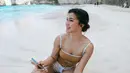 <p>Presenter Dita Fakhrana mencuri perhatian publik lewat unggahan foto terbarunya di Instagram. Dita tengah menikmati liburannya ke Bali. Ia mengunjungi pantai di Nusa Penida. (Instagram/fakhranaaa)</p>