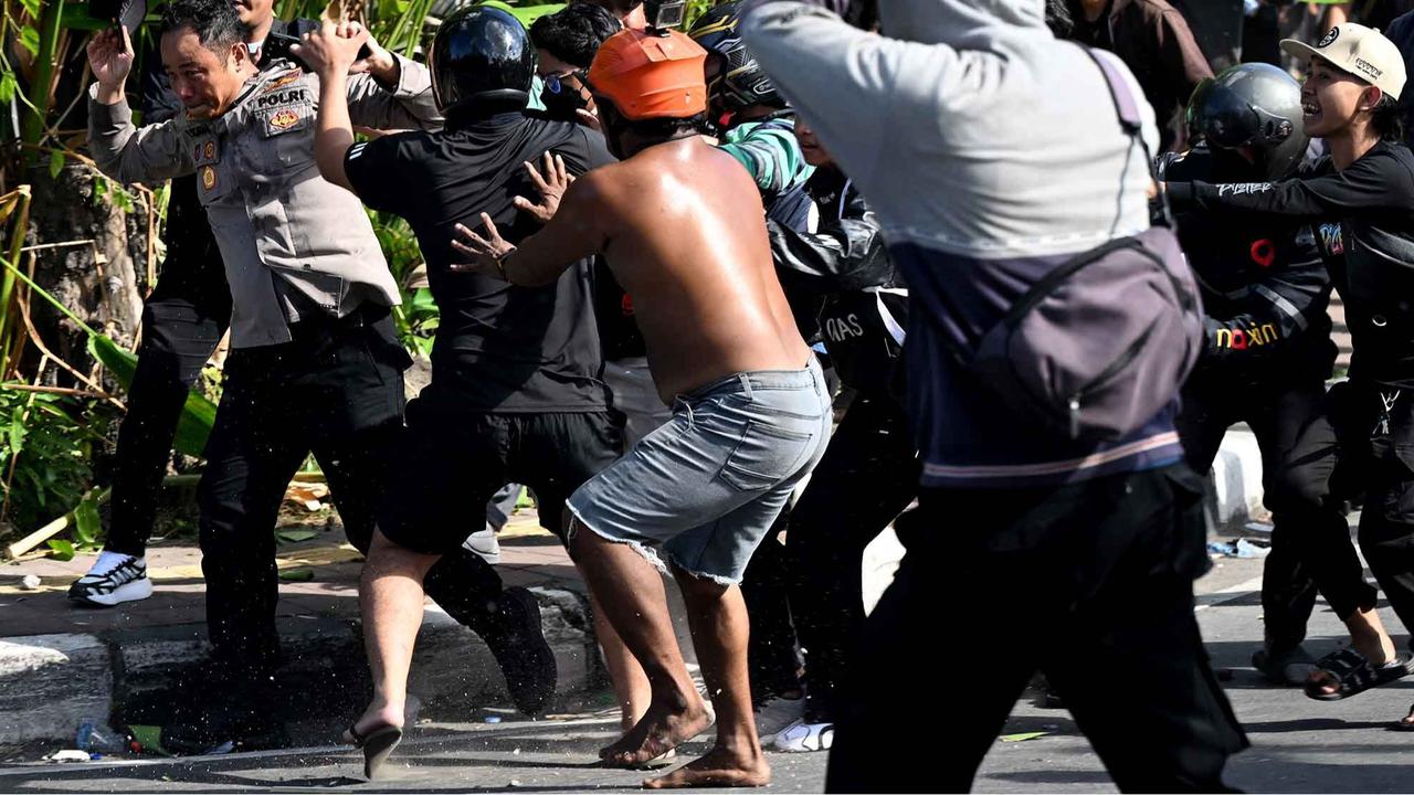 FOTO:  Gelombang Demo Meluas,  Gedung DPRD  di Lombok Dibakar & 22 Demonstran Ditangkap di Bali