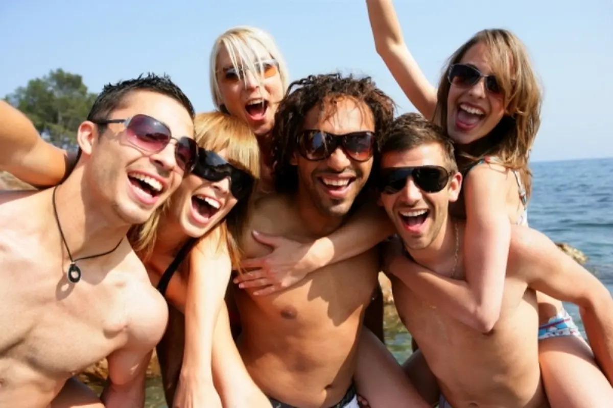 12 Jenis Teman yang Pasti Ada di Setiap Geng