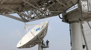 Pekerja tengah melakukan perawatan berkala pada parabola milik BRI Sat di Primary Satelite Control Fasilities, Jakarta, Kamis (31/8). Dampak yang dirasakan oleh Bank BRI tidak terlalu besar akibat anomali satelit Telkom-1. (Liputan6.com/Angga Yuniar)