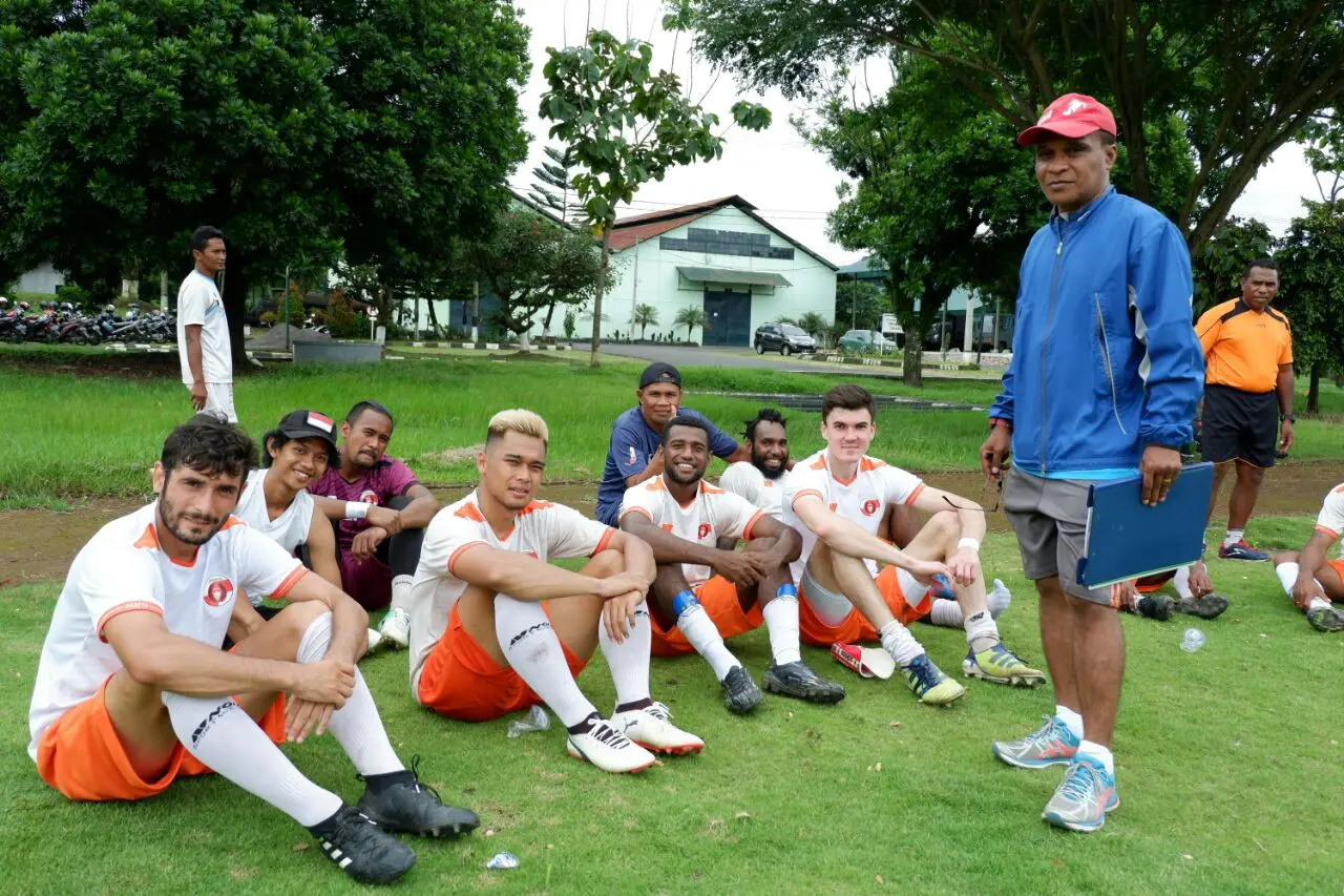 Pemain Perseru rehat pada sela-sela pemusatan latihan di Malang. (Bola.com/Gatot Susetyo)