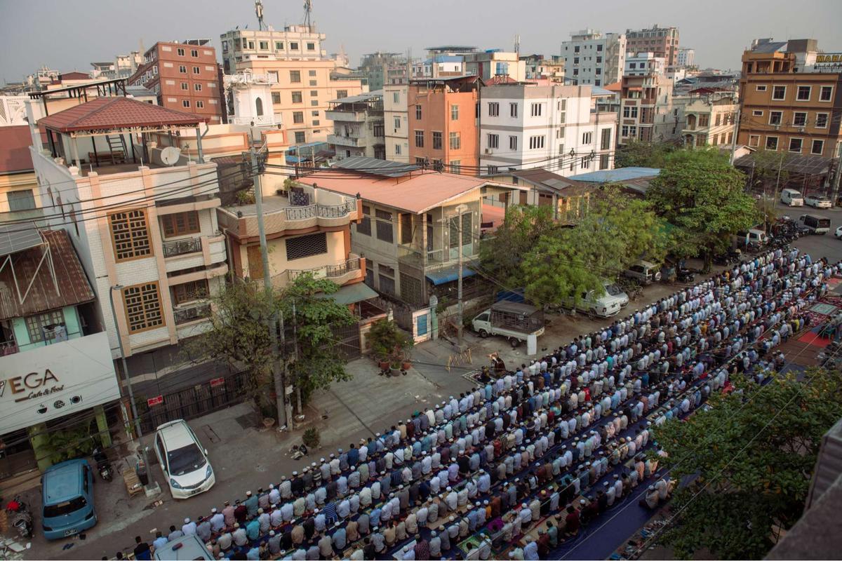 Muslim di Myanmar gelar salat Idulfitri di jalanan