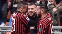 Penyerang AC Milan, Ante Rebic (tengah), berhasil mencetak dua gol sekaligus membantu timnya menang 3-2 atas Udinese pada laga pekan ke-20 Serie A, di San Siro, Minggu (19/1/2020). (AFP/Marco Bertorello)