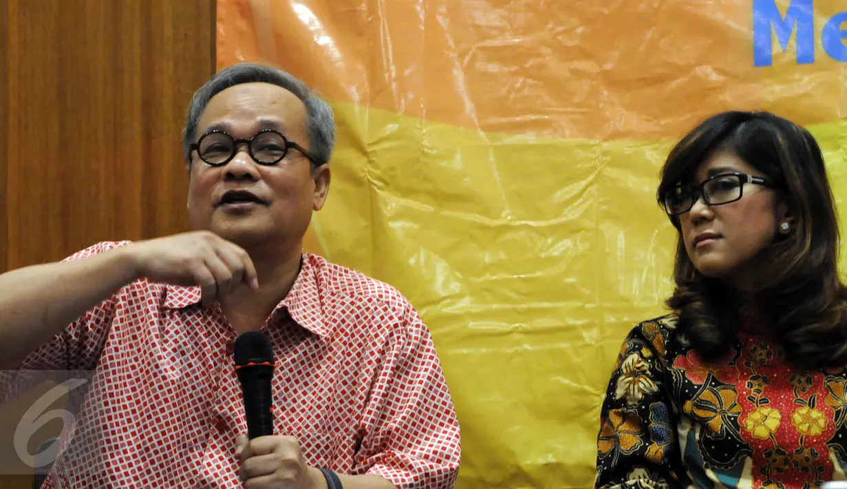 Tokoh senior Partai Golkar Hajriyanto Y Thohari (kiri) saat berbicara dalam diskusi bertajuk "Mau Kemana Golkar?" di Cikini Jakarta, (21/2). (Liputan6.com/Helmi Afandi)