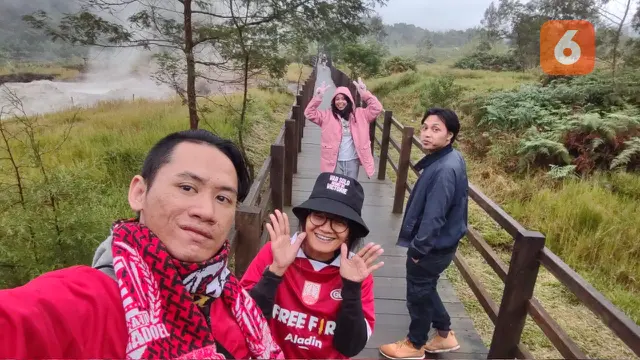 Pengunjung Sedang Selfie di Kawasan Kawah Sikidang