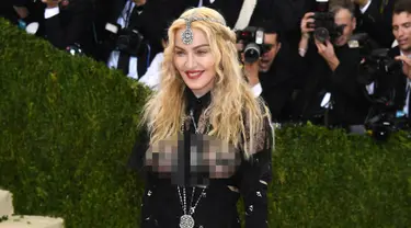 Penyanyi Madonna berpose saat tiba menghadiri ajang Met Gala 2016 di Metropolitan Museum of Art, New York, Senin (2/5). Bertemakan 'Manus x Machina: Fashion In An Age of Technology', Madonna tampil dengan busana transparan. (AFP/Larry Busacca)