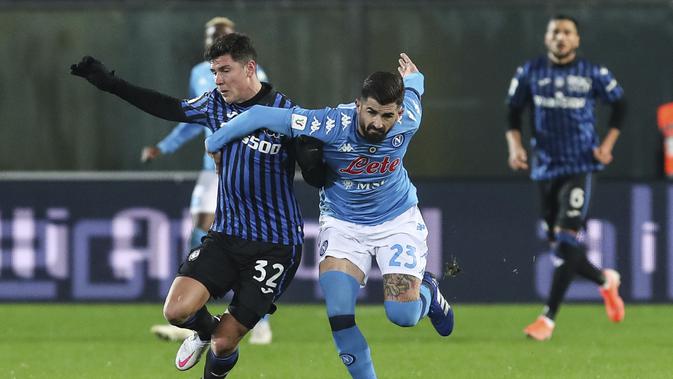Matteo Pessina dari Atalanta memperebutkan bola dengan Elseid Hysaj dari Napoli selama Piala Italia, leg kedua di Stadion Gewiss, di Bergamo, Italia, Rabu, 10 Februari 2021. ( Stefano Nicoli / LaPresse melalui AP)