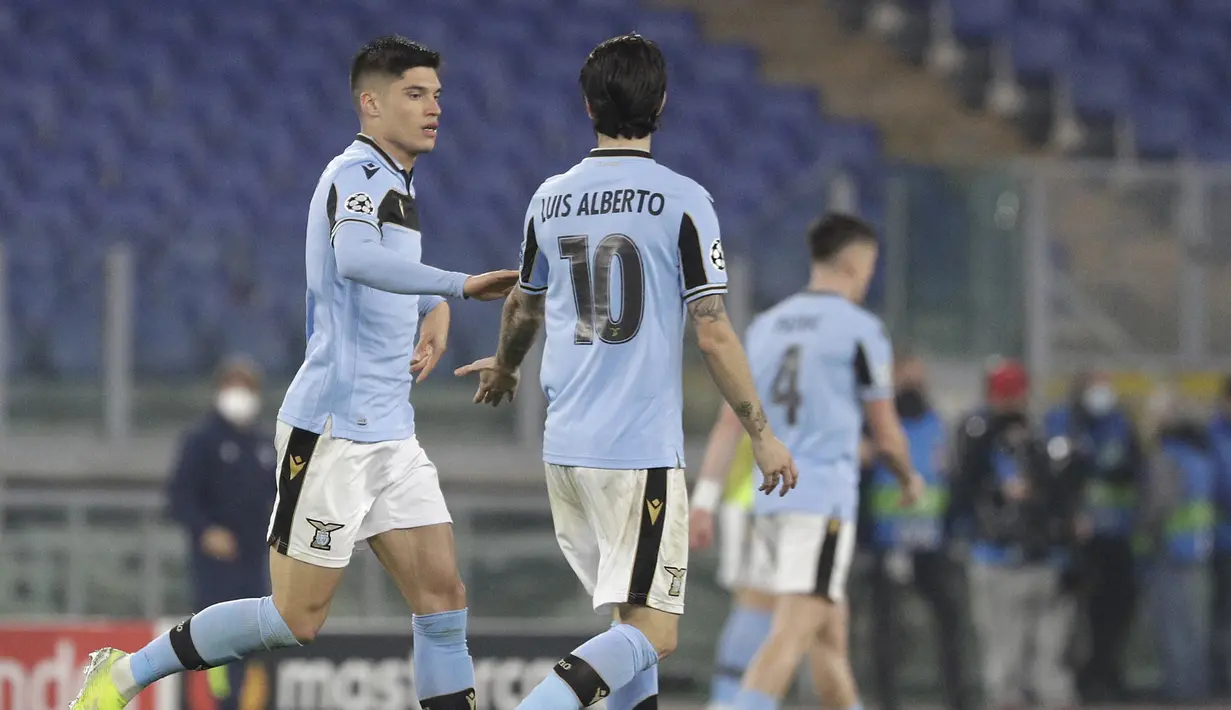 Striker Lazio, Joaquin Correa (kiri) melakukan selebrasi bersama Luis Alberto usai mencetak gol ke gawang Bayern Munich dalam laga leg pertama babak 16 besar Liga Champions 2020/21 di Olimpico Stadium, Selasa (23/2/2021). Lazio kalah 1-4 dari Bayern Munich. (AP/Gregorio Borgia)