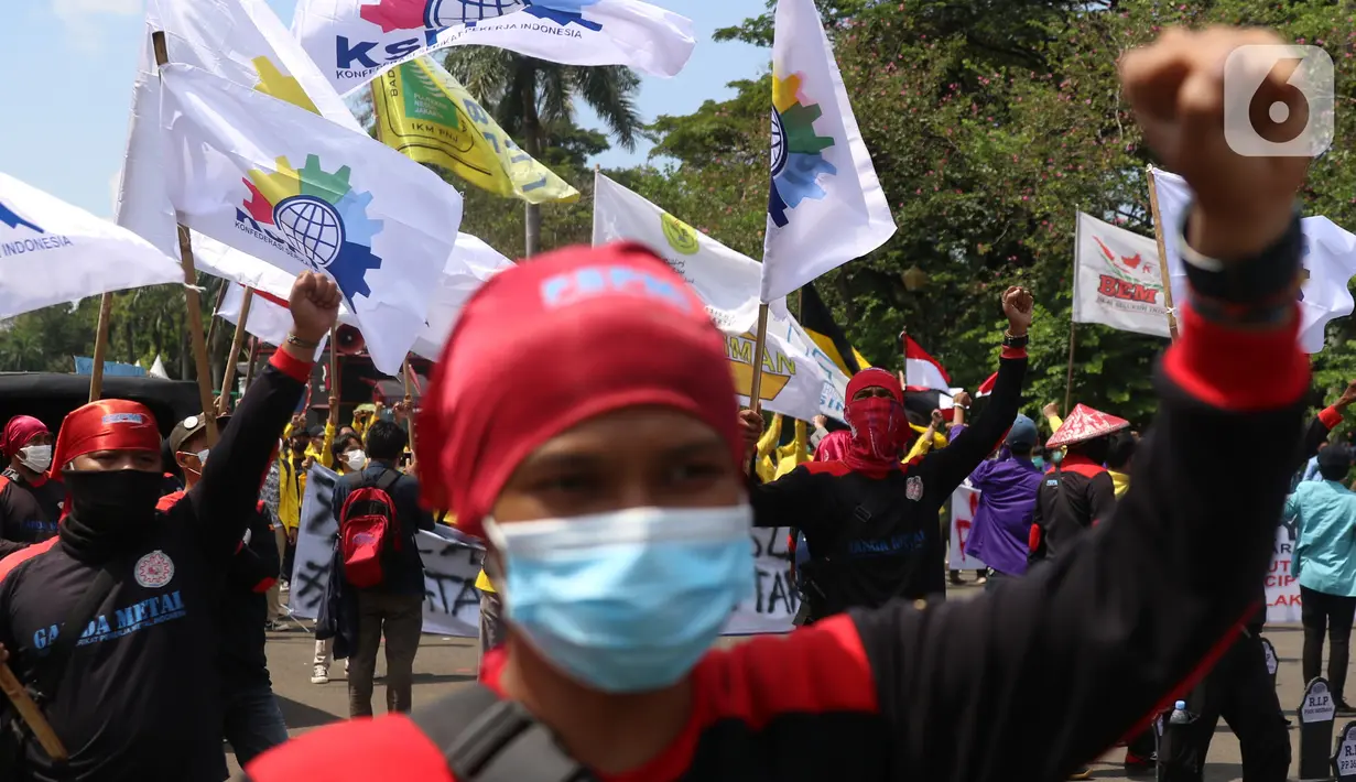 Buruh dari berbagai aliansi menggelar aksi memperingati Hari Buruh Internasional atau May Day di Jakarta, Sabtu (1/5/2021). Dalam aksinya mereka meminta pemerintah untuk mencabut Omnibus Law dan memberlakukan upah minimum sektoral (UMSK) 2021. (Liputan6.com/Angga Yuniar)