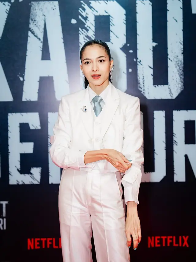 6 Gaya Semi Maskulin Putri Marino Pakai Jas Berdasi di Premiere Film Terbaru