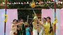 Seorang Wanita India berusaha memecahkan pot dengan mata tertutup pada perayaan Pongal di perguruan tinggi di Chennai, India (11/1). Perayaan Pongal merupakan bagian dari  festival panen Tamil yang diadakan selama empat hari. (AFP Photo/Arun Sankar)