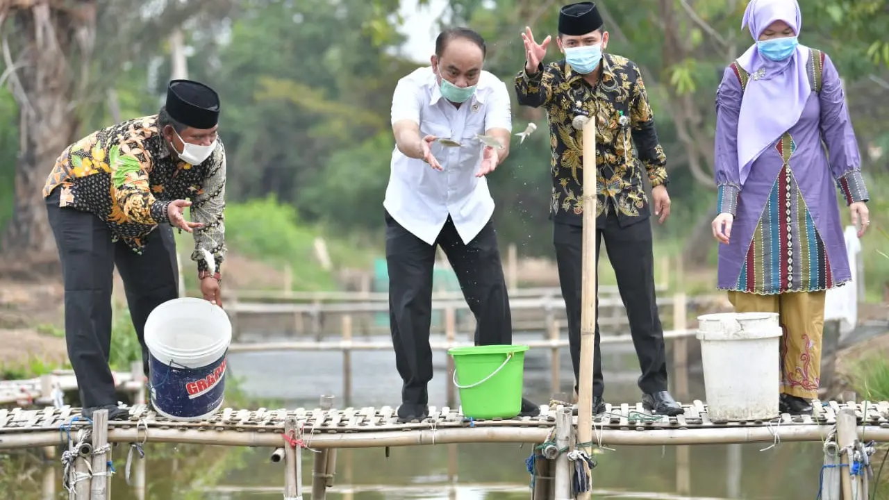 Wakil Menteri Desa, Pembangunan Daerah Tertinggal, dan Transmigrasi (PDTT) Budi Arie Setiadi mengunjungi Muara Gembong, Kabupaten Bekasi, Jawa Barat.