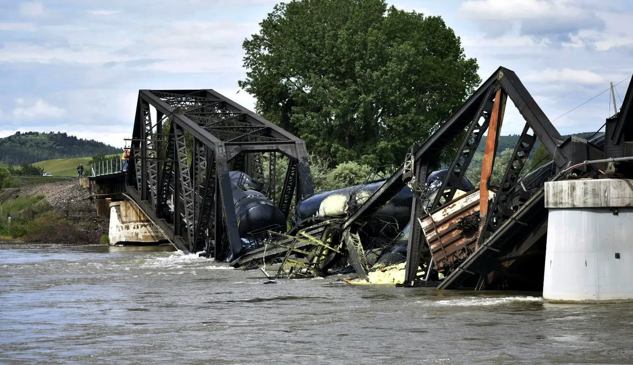 Insiden ini membuat beberapa gerbong kereta yang tengah melintas jatuh ke Sungai Yellowstone. (AP Photo/Matthew Brown)