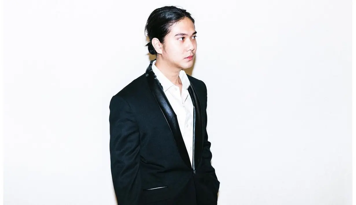 <p>Iqbaal tampil memesona dengan menguncir rambutnya ke belakang. Mengenakan kemeja putih dan jas hitam, Iqbaal tampil bak gentleman dengan gaya rambut ini. Foto: Instagram.</p>