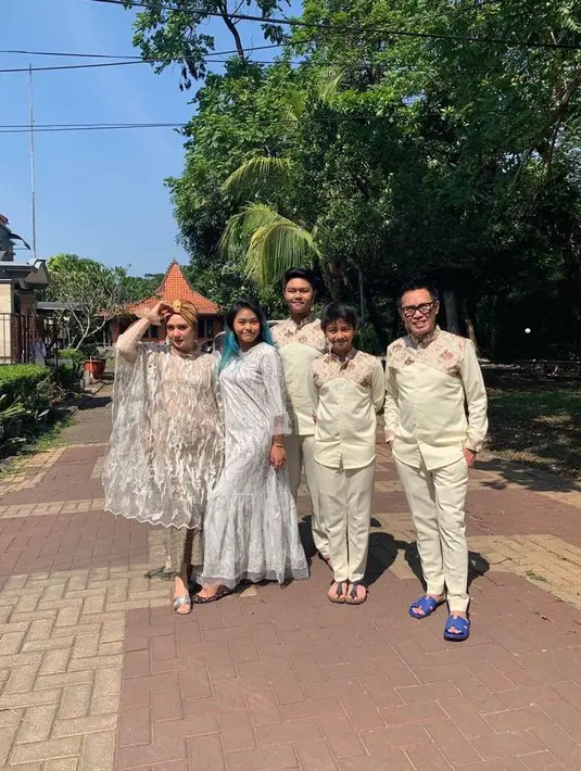 "Happy anniversary ke 22th ,doakan kami yang masi banyak belajar dalam menjalani kehidupan ini selalu menjadi yang lebih baik setiap harinya #anniversary #22tahunpernikahan#weddinganniversary," tulis Viona. [Instagram/ekopatriosuper]