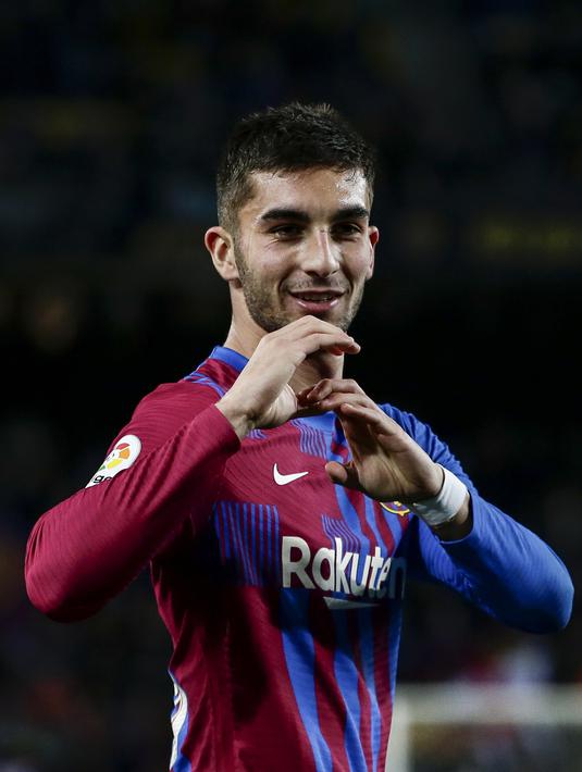 Penyerang Barcelona, Ferran Torres berselebrasi usai mencetak gol ke gawang Osasuna pada pertandingan lanjutan La Liga Spanyol di di stadion Camp Nou di Barcelona, Senin (14/3/2022). Barcelona menang telak atas Osasuna 4-0. (AP Photo/Joan Monfort)