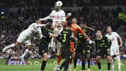 Gelandang Tottenham Hotspur Rodrigo Bentancur menyundul bola untuk mencetak gol ke gawang Sporting CP pada matchday kelima Grup D Liga Champions di Tottenham Hotspur Stadium, Kamis (27/10/2022) dini hari WIB. Hasil pertandingan ini membuat Tottenham sementara memimpn Grup D edengan 8 poin. (AP Photo/Ian Walton)