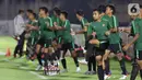 Pemain Timnas Indonesia U-19 melakukan pemanasan jelang latihan di Stadion Madya Gelora Bung Karno, Jakarta, Selasa (5/11/2019). Timnas Indonesia U-19 batal melakukan latihan resmi jelang laga perdana kualifikasi Piala Asia U-19 2020 Grup K karena kondisi cuaca. (Liputan6.com/Helmi Fithriansyah)