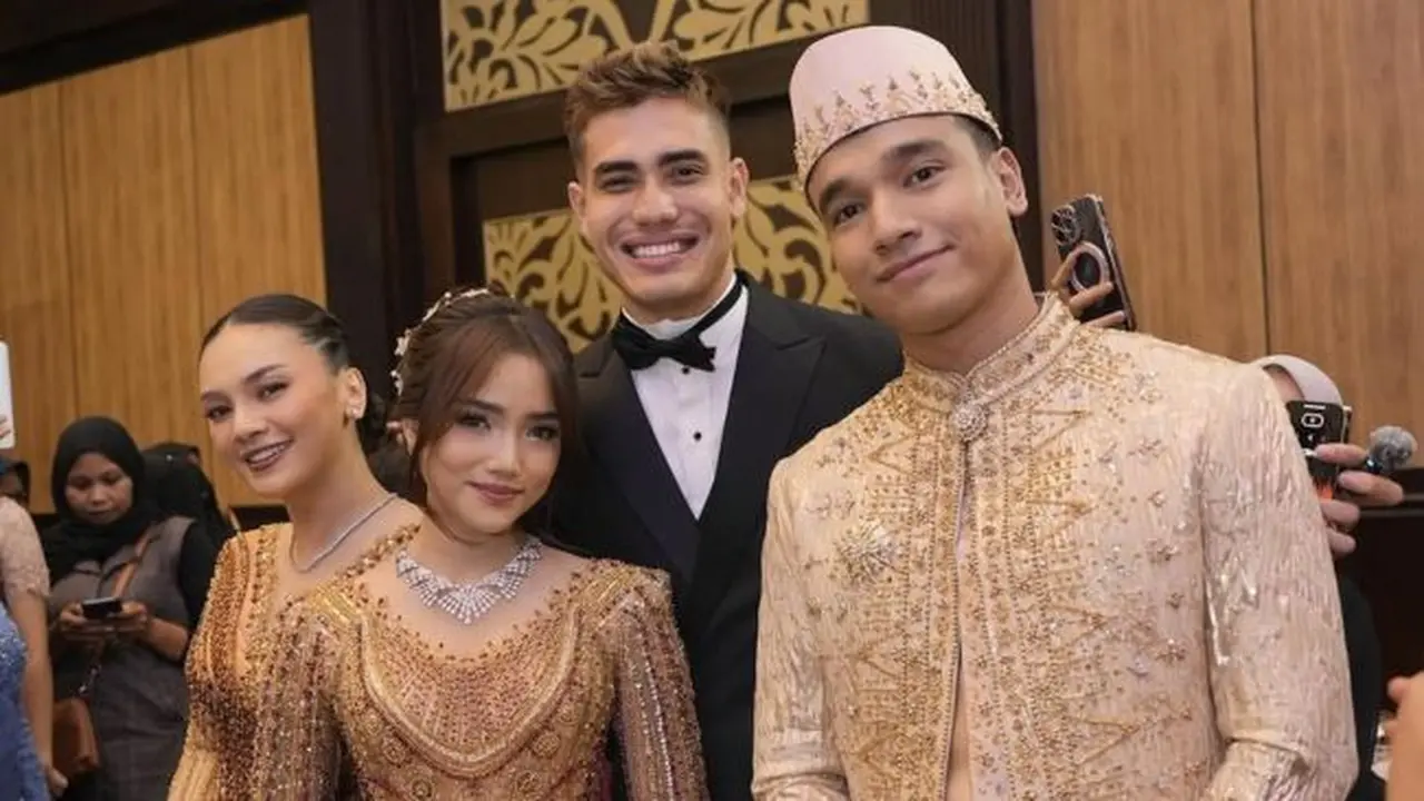 Potret Fuji di Resepsi Pernikahan Frans Faisal dan Indah (credit: instagram/fuji_an)