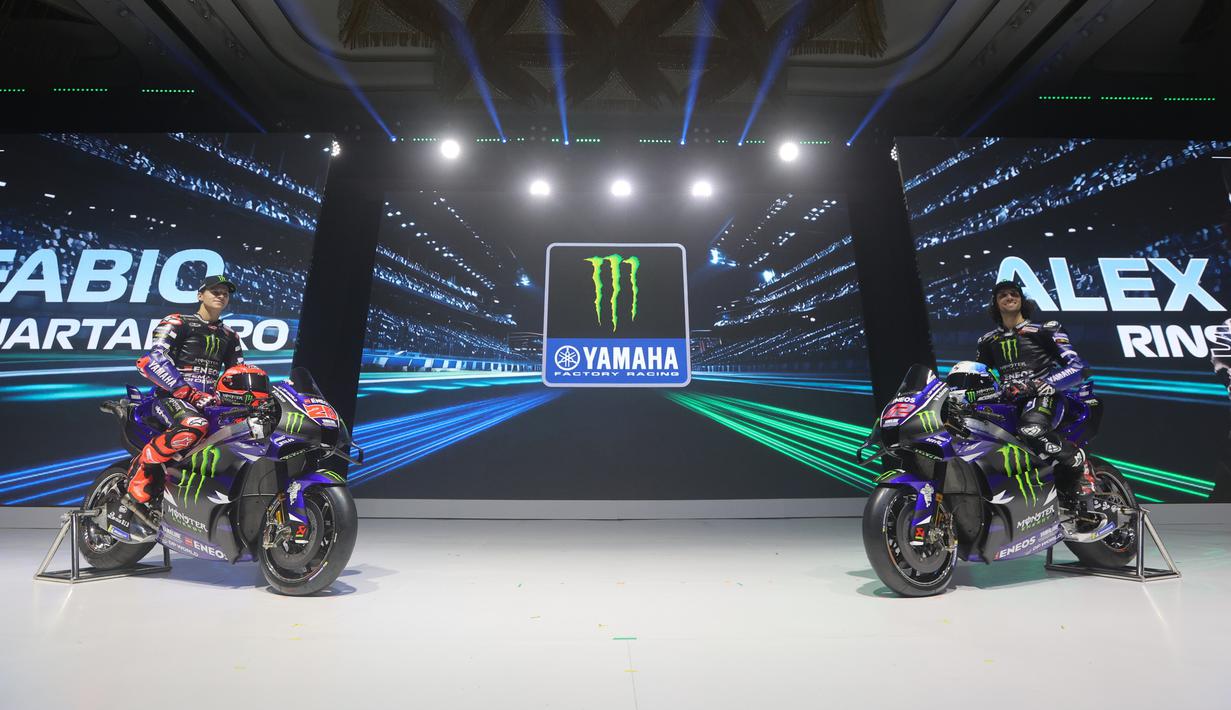 Duet pembalap Monster Energy Yamaha, Fabio Quartararo (kiri) dan Alex Rins saat tampil pada perkenalan motor baru Yamaha untuk mengarungi MotoGP 2026 di Jakarta, Rabu (21/1/2026). Monster Energy Yamaha resmi memperkenalkan motor baru mereka untuk mengarungi MotoGP 2026. (Bola.com/M Iqbal Ichsan)