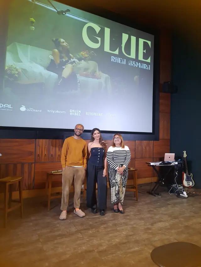 Rhea Asmara memperkenalkan single baru "Glue" di Kemang, Jakarta Selatan, pada Jumat, 23 Februari 2024.