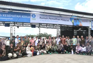 Foto bersama VVIP (kiri ke kanan: M. Bijaksana Junerosano (Waste4Change) - Edi Rivai (Chandra Asri Pacific) - Iparman Oesman (Sekjend GBCI) - Budi santoso (Pemprov Banten)- Ignesjz kemalawarta (Sinar Mas Land) - Diaz Faisal Malik Hendropriyono (Wakil Menteri Lingkungan Hidup) - Panji Himawan (Sinar Mas Land) - Vinda Damayanti (KLH)- Ujat sudrajat (Pemkab Tangerang) - Ir. Prasetyo, M.Eng (Direktur Sanitasi)- Bayu Seto (Living Lab Ventures)