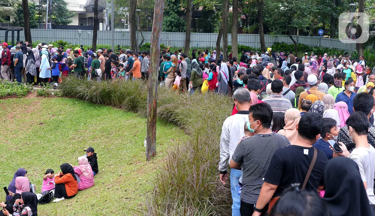 Masyarakat memadati taman bermain Tebet Eco Park di Jakrata Minggu (22/5/2022). Usai Presiden Joko Widodo  memberikan kelonggaran atas penggunaan masker banyak masyarakat mulai memadati area ruang terbuka untuk menghabiskan waktu bersama keluarga di akhir pekan. (Liputan6.com/Angga Yuniar)