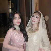 Keduanya tampil anggun dalam balutan busana tradisional India yang memancarkan aura elegan sekaligus glamor. Pilihan outfit mereka pun tampak serasi dengan nuansa warna lembut yang feminin. [@felicyangelista_].