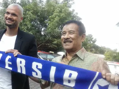 Sergio van Dijk (kiri) berfoto bersama Manager Persib Bandung, Umuh Muchtar di Mess Persib Bandung, Bandung, Rabu (18/5/2016). SvD mundur dari Persib Bandung pada November 2013. (bola.com/Erwin Snaz)