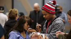 Pengunjung sedang mencium aroma dari produk ganja yang ditawarkan toko Shango Cannabis, Oregon, AS, Kamis (1/10/2015). Oregon adalah negara ketiga di AS yang melegalkan penjualan ganja untuk orang dewasa. (Reuters/ Steve DiPaola)