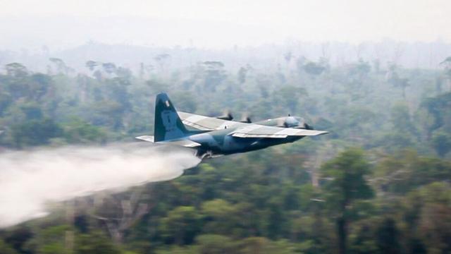 Pesawat militer Brasil mengguyurkan ribuan liter air ke Hutan Amazon (Kementerian Pertahanan Brasil via AP)