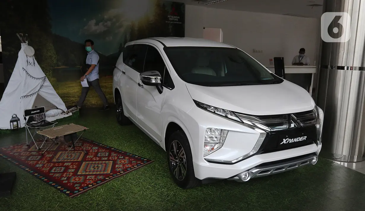 Unit mobil baru berada di salah satu showroom penjualan Mitsubishi kawasan Mampang, Jakarta, Senin (19/10/2020). Hal tersebut memang diharapkan mampu menstimulus pasar roda empat di Tanah Air, yang terdampak karena pandemi virus Corona Covid-19. (Liputan6.com/Herman Zakharia)