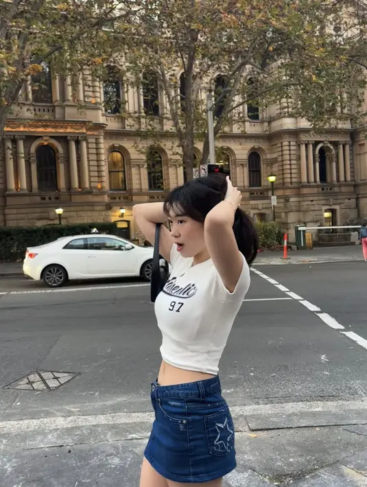 Crop top tampil stylish dengan paduan yang tepat. Ia gunakan t-shirt dan mini skirt denim untuk gaya santai.  [Foto: Instagram/ Livy Renata]