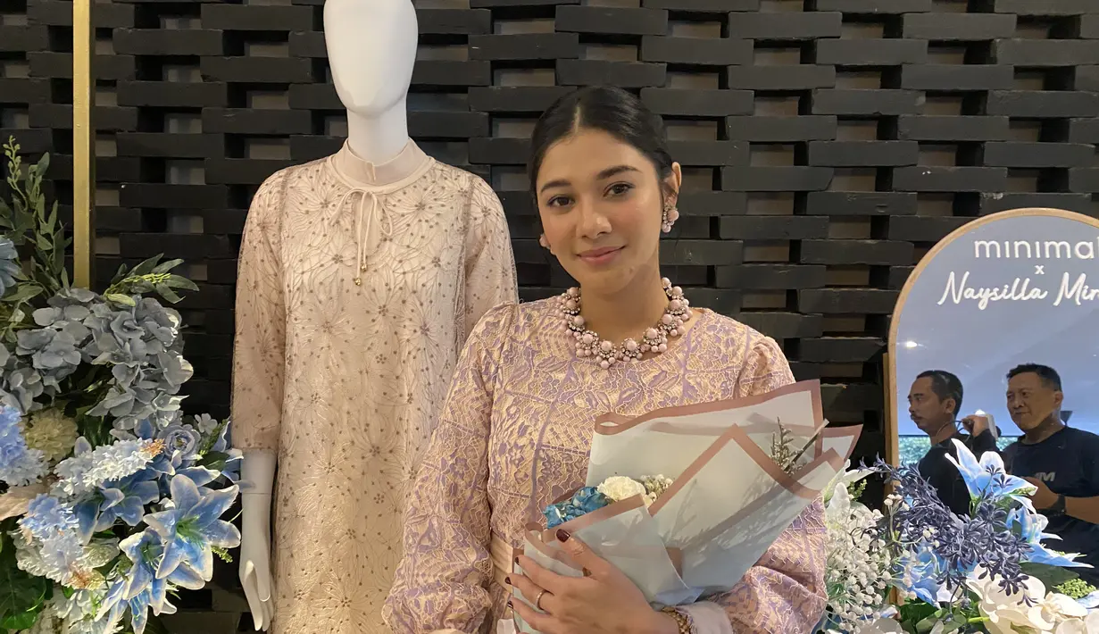 Melengkapi penampilannya, Nay menggenakan kalung pink yang serasi dengan anting-antingnya. Nampak ia pun mengenakan jam tangan keemasan.  Dok. Pribadi