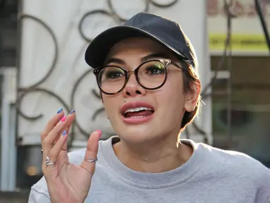 Nikita Mirzani menggelar jumpa pers di kawasan Kemang Jakarta, Rabu (4/10). Nikita meluruskan pemberitaan terkait kabar dirinya menghina Panglima TNI Jenderal Gatot Nurmantyo melalui cuitan Twitter @NikitaMirzani. (Liputan6.com/Herman Zakharia)