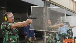 Citizen6, Surabaya: Turut hadir dalam latihan ini Komandan Kobangdikal Laksda TNI Djojko Teguh Wahojo, Komandan Kodikopsla Laksma TNI Yayat Achmad Hadirat, dan Inspektur Kobangdikal Kolonel Laut (P) Rudito. (Pengirim: Penkobangdikal)