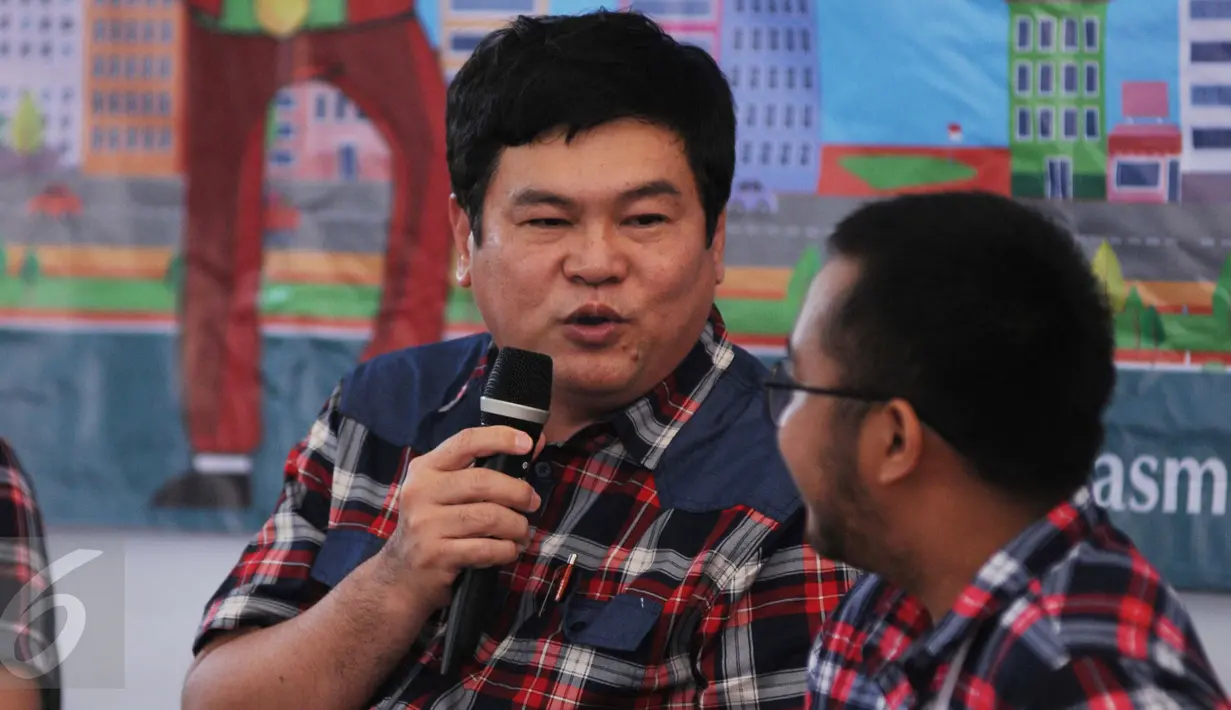 Basuri Tjahaja Purnama memberikan dukungan di Rumah Lembang, Jakarta, Jumat (13/1). Relawan pendukung pasangan nomer 2 Ahok-Djarot mengadakan workshop dan nonton bareng debat KPUD untuk Cagub Cawagub Jakarta. (Liputan6.com/Gempur M Surya)
