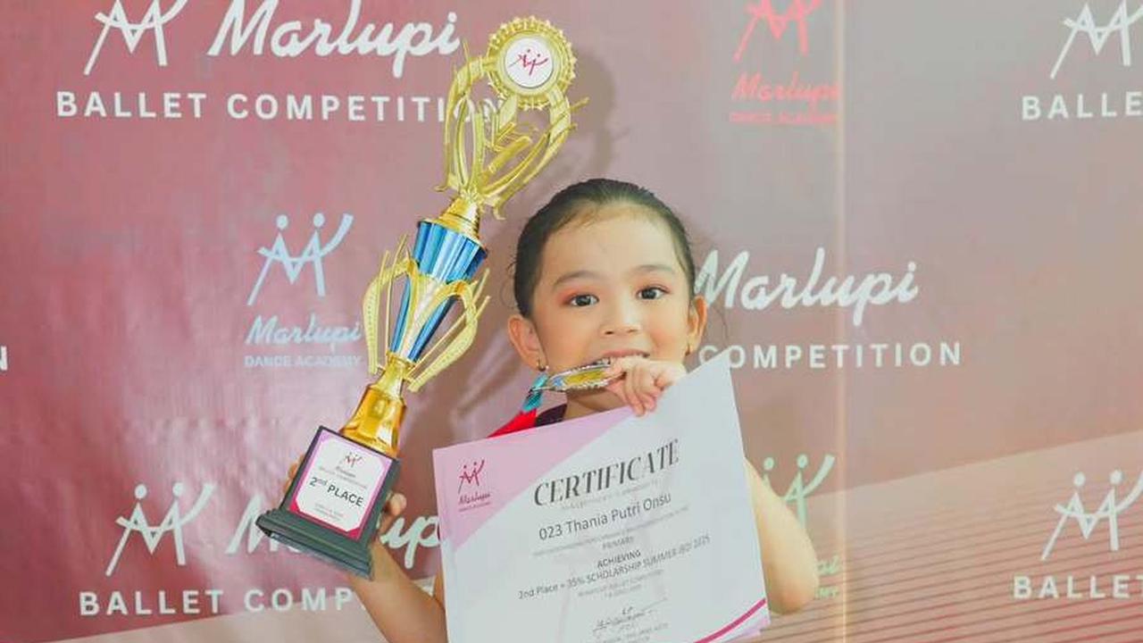 8 Potret Support Sarwendah Temani Anak Kompetisi Balet, Bangga Dapat Emas