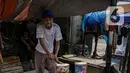 Pedagang bedug menunggu pembeli di jalan KH Mas Mansyur, Tanah Abang, Jakarta, Senin (10/6/2021). Pedagang bedug di sepanjang jalan itu juga mengalami penurunan omzet sekitar 50 persen semenjak pandemi corona COVID-19. (Liputan6.com/Faizal Fanani)