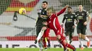 Gelandang Manchester United, Bruno Fernandes, berebut bola dengan pemain Liverpool, Thiago, pada laga Liga Inggris di Stadion Anfield, Minggu (17/1/2021). Kedua tim bermain imbang 0-0. (Michael Regan/Pool via AP)