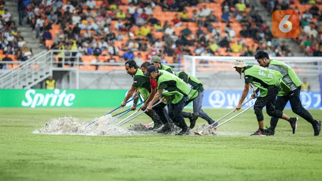 Foto: Lapangan JIS Tergenang Jelang Laga Brasil Vs Argentina di Perempat Final Piala Dunia U-17 2023