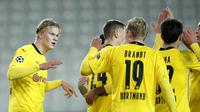 Pemain Borussia Dortmund merayakan gol yang dicetak Erling Haaland ke gawang Club Brugge pada laga lanjutan Liga Champions di Jan Breydel Stadion, Kamis (5/11/2020) dini hari WIB. Borussia Dortmund menang 3-0 atas Club Brugge. (AP Photo/ Francisco Seco)